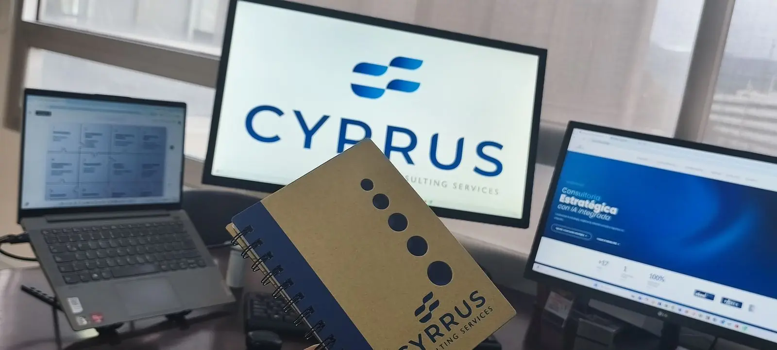 Escritorio de trabajo con monitores y branding de Cyrrus