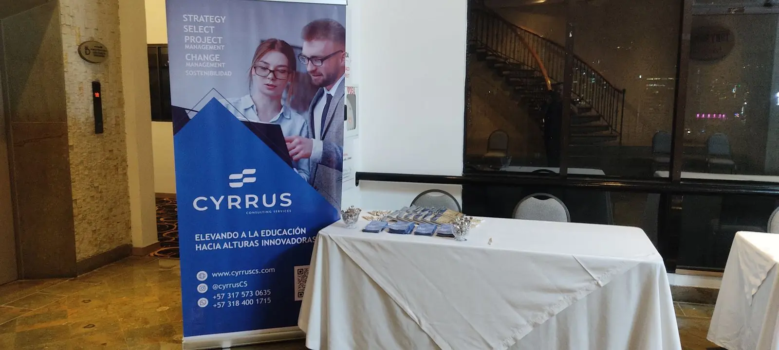 Analista de Cyrrus revisando métricas de visibilidad en buscadores