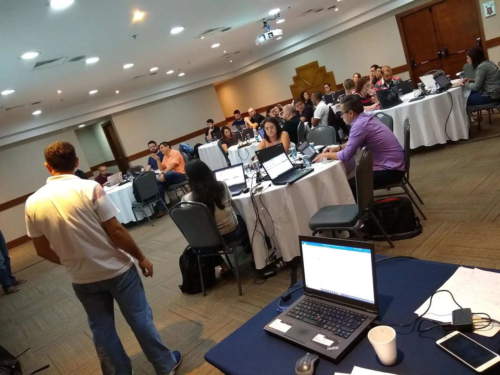 Consultores de Cyrrus presentando planeación estratégica en conferencia