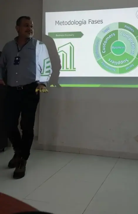 Jackson Bohórquez, fundador de Cyrrus, presentando la metodología de evaluación de proveedores